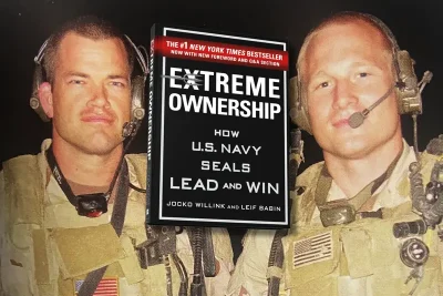 Book cover of Extreme Ownership by US Navy Seals Jocko Willink and Leif Babin.