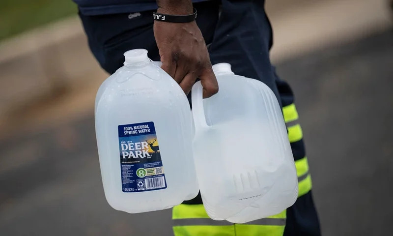 BALTIMORE, MD - SEPTEMBER 6: Workers with the Baltimore City Department of Public Works distribute jugs of water to city residents at the Landsdowne Branch of the Baltimore County Library on September 6, 2022 in Baltimore, Maryland. The City of Baltimore has issued a boil water advisory to over 1500 residential and commercial facilities in West Baltimore after E. coli bacteria was found in drinking water. (Photo by Drew Angerer/Getty Images)