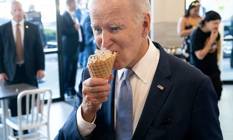 US President Joe Biden stops for ice cream at Baskin Robbins in Portland, Oregon, October 15, 2022. (Photo by SAUL LOEB / AFP) (Photo by SAUL LOEB/AFP via Getty Images)