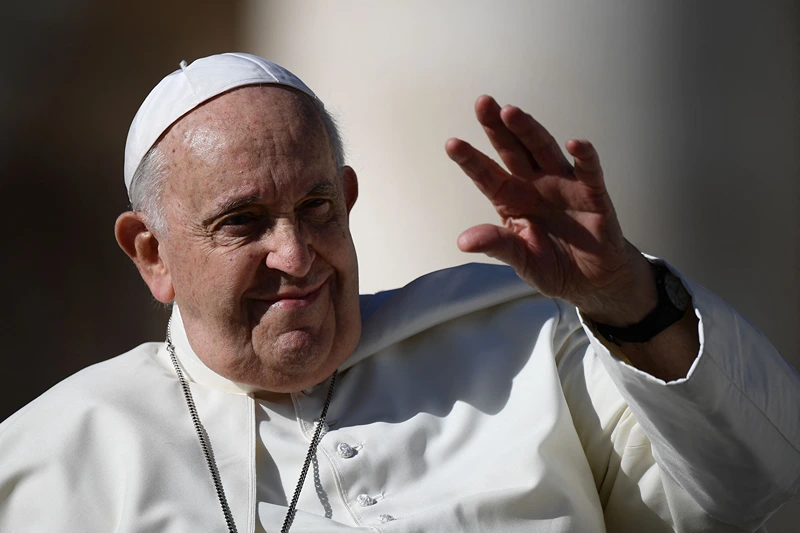 VATICAN-RELIGION-POPE-AUDIENCE Pope Francis waves to the crowd during the weekly general audience on November 8, 2023 at St Peter's square in The Vatican. (Photo by Filippo MONTEFORTE / AFP) (Photo by FILIPPO MONTEFORTE/AFP via Getty Images)