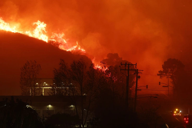 MALIBU, CALIFORNIA - DECEMBER 10: The Franklin Fire burns on December 10, 2024 in Malibu, California. The wildfire has scorched 1,800 acres near Pepperdine University prompting evacuations along the coast amid high winds with some structures destroyed.  (Photo by Mario Tama/Getty Images)