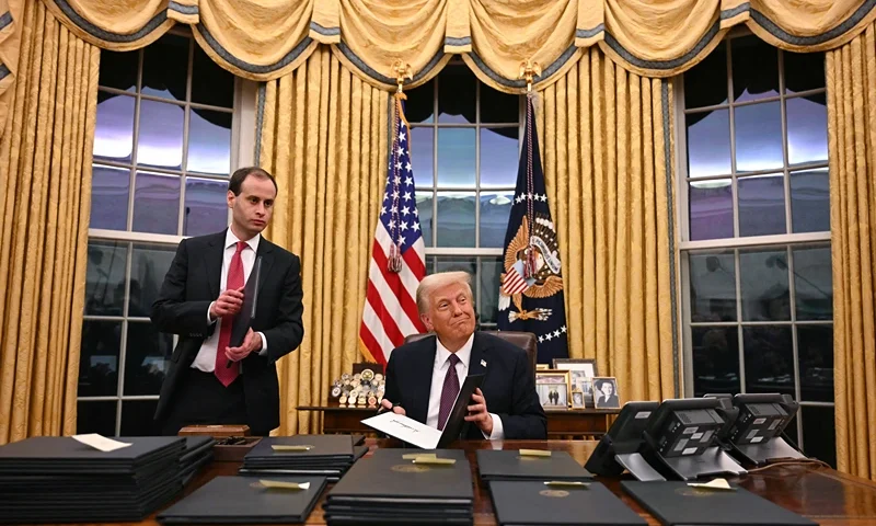 TOPSHOT - US President Donald Trump signs executive orders in the Oval Office of the WHite House in Washington, DC, on January 20, 2025. (Photo by Jim WATSON / AFP) (Photo by JIM WATSON/AFP via Getty Images)