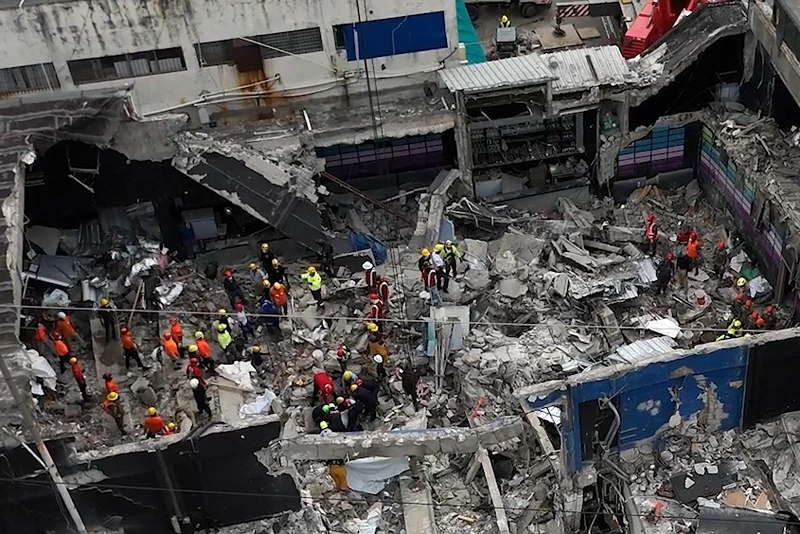 Aerial view shows rescue teams working at the Jet Set nightclub a day after the collapse of its roof in Santo Domingo on April 9, 2025. Rescuers raced to find survivors among the rubble of the nightclub where at least 124 people, including a former Major League Baseball star, were killed when the roof collapsed. (Photo by Alfred DAVIES / AFP) (Photo by ALFRED DAVIES/AFP via Getty Images)