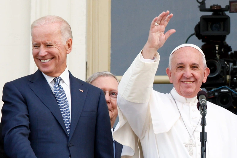 : Pope Francis (2nd L) waves to crowd from the balcony of the US Capitol building, after his address to a joint meeting of the U.S. Congress as (L to R) U.S. Vice President Joe Biden, House Majority Leader Kevin McCarthy (R-CA), Speaker of the House John Boehner (R-OH) and House Democratic Leader Rep. Nancy Pelosi (D-CA) look on September 24, 2015 in Washington, D.C. Pope Francis, the first pope to address a joint meeting of Congress, will finish his tour of Washington later today before traveling to New York City. (Photo by Evy Mages/Getty Images)
