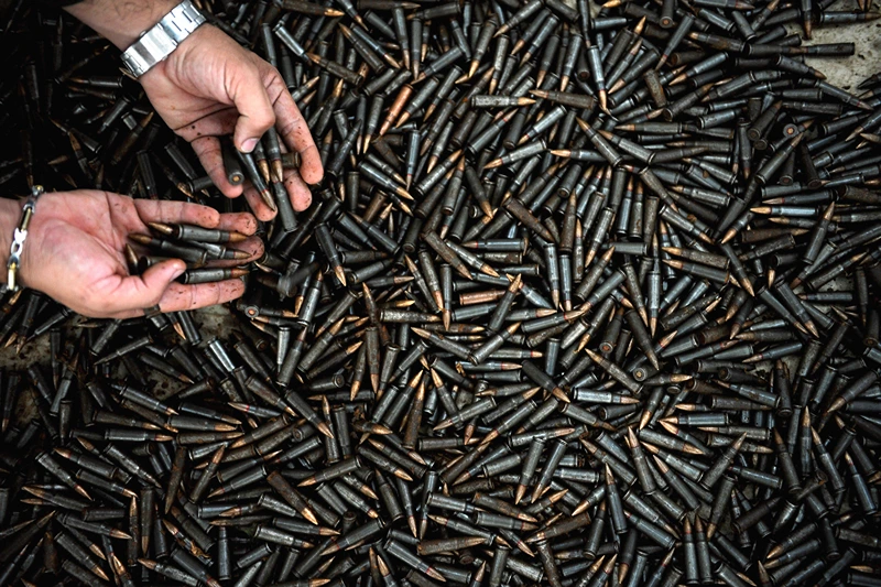 A Colombian police officer shows seized AK-47 ammo in Medellin, Antioquia department, Colombia on September 4, 2008 . The Colombian police seized six rifles, 3,092 7.62 mm cartridges and one grenade launcher to the "Heroes de Castano", a.k.a."Don Mario" rigth-wing paramilitary group in Amalfi, northeast of Medellin. AFP PHOTO/Raul ARBOLEDA (Photo credit should read RAUL ARBOLEDA/AFP via Getty Images)