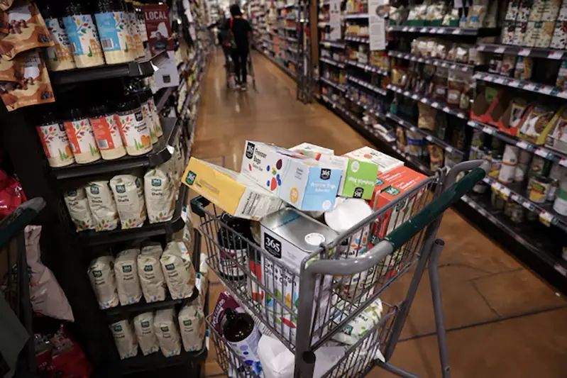A shopping cart is seen in a supermarket as inflation affected consumer prices in Manhattan, New York City, U.S., June 10, 2022. REUTERS/Andrew Kelly/File Photo