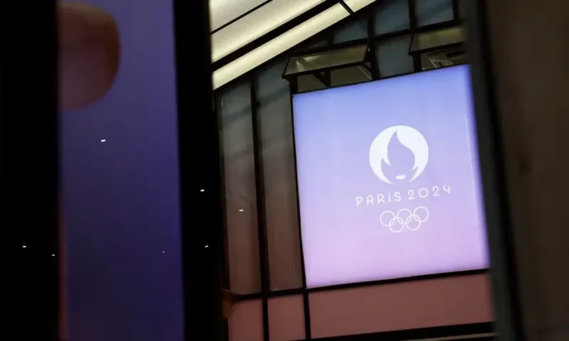 The logo of the Paris 2024 Olympic and Paralympic Games is seen on an official Paris 2024 store in Paris, France, February 8, 2024. REUTERS/Benoit Tessier/File Photo